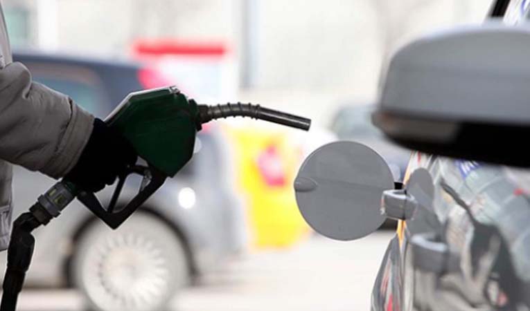 Benzinin litre fiyatında 15 kuruş indirim